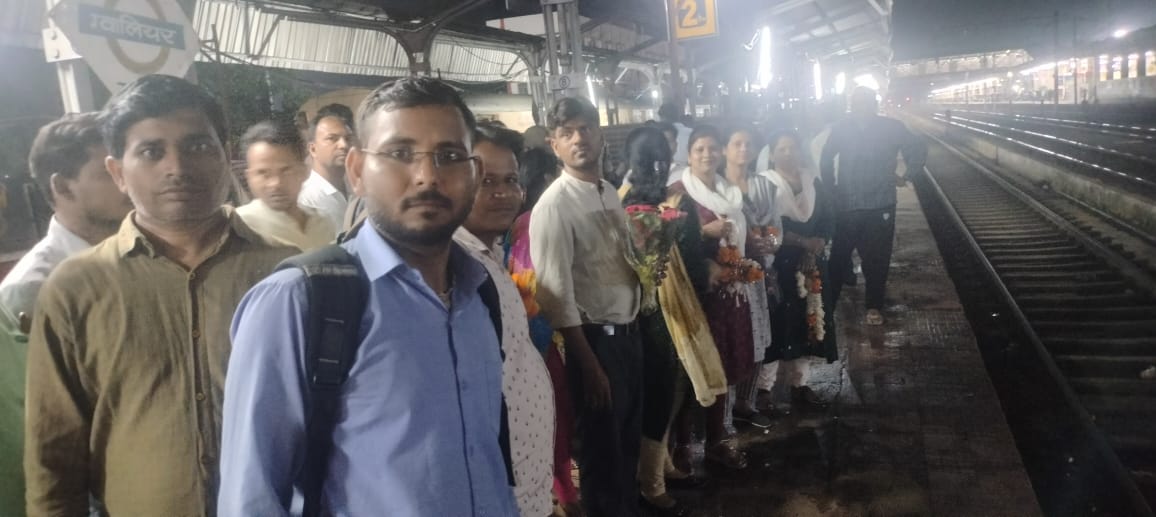 #मध्यप्रदेश_पॉलिटेक्निक_अतिथि_व्याख्याता
आज प्रातः माननीय तकनीकी शिक्षा मंत्री श्री मंत यशोधरा राजे सिंधिया जी से सुबह ग्वालियर स्टेशन पर पॉलिटेक्निक अथिति व्याख्याताओं के लिए की गई घोषणाओं को क्रियान्वयन कराने हेतु आग्रह किया <a href="/yashodhararaje/">Yashodhara Raje Scindia</a> <a href="/CMMadhyaPradesh/">Chief Minister, MP</a>  <a href="/mintechnicalmp/">Dept of Tech Edu, Skill Dvlpmt & Employment, GoMP</a>