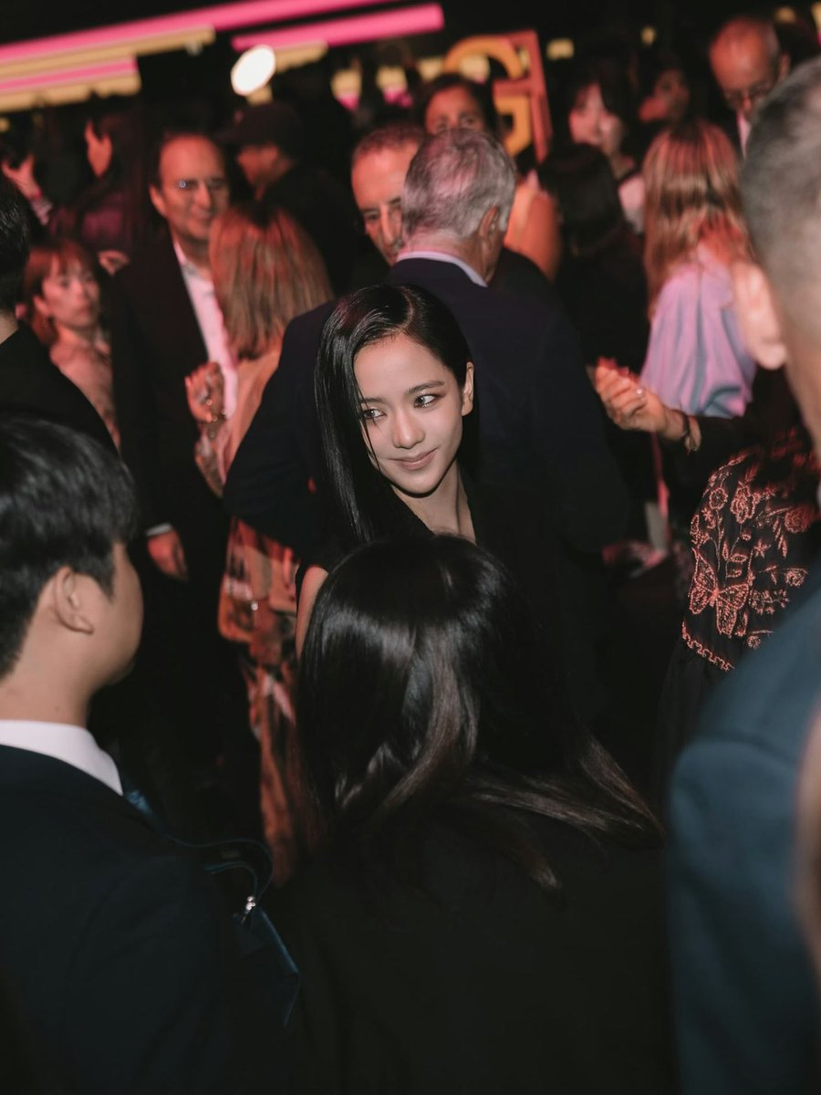 jisoospic's tweet photo. JISOO EVERYONE https://t.co/KLV36l3GDo