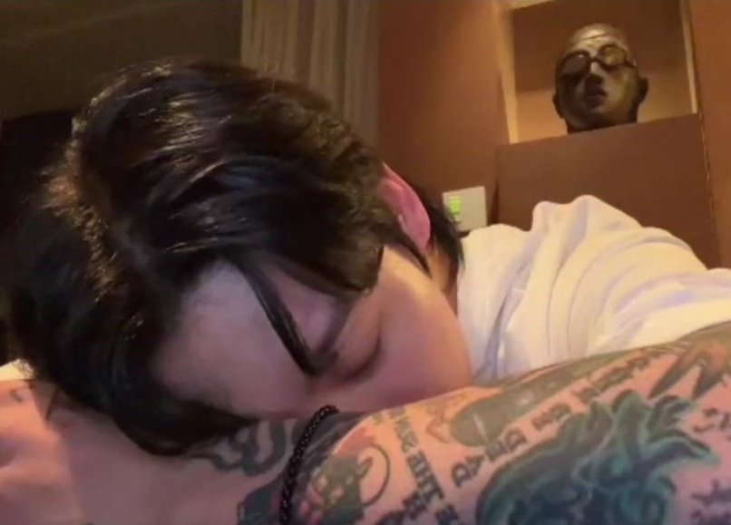 CookieJinkook's tweet image. Yo "me voy                                 Yo "después 
A dormir"                                       del teaser"