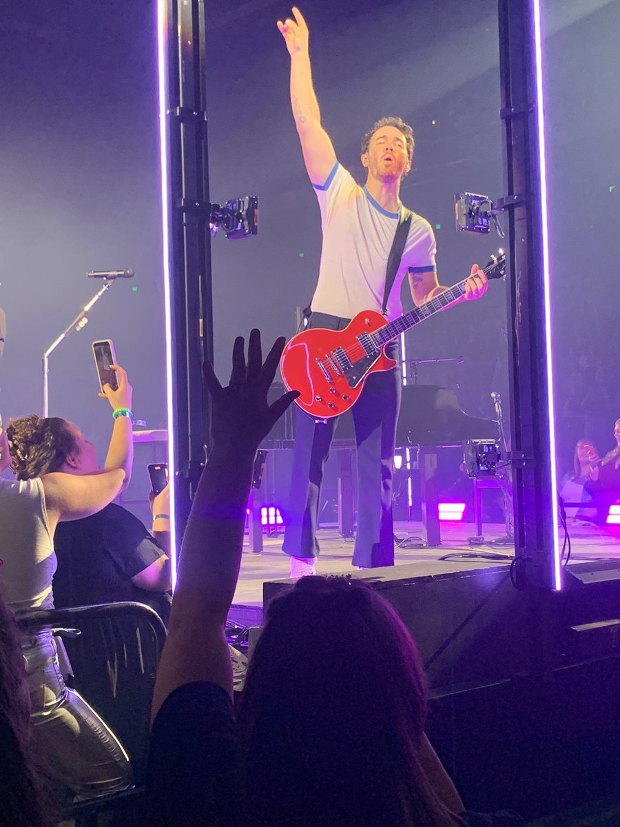 hrmains's tweet photo. bought tickets for the Jonas brothers concert at like noon https://t.co/rWDJ1OAbdE