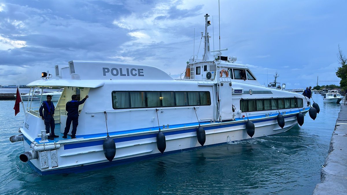 PoliceMv's tweet photo. އޮޕަރޭޝަން ބްލޫ ވޭވް: ރިޔާސީ އިންތިޚާބުގެ ދެވަނަ ބުރުގެ ސަލާމަތީ ކަންކަން ބެލެހެއްޓުމަށް އުތުރާއި ދެކުނުގެ ރަށްރަށަށް ދިއުމަށް ހަމަޖެހިފައިވާ ފުލުހުން މިއަދު ވަނީ ފުރާފައި.
#operationbluewave https://t.co/nKayZ4L6pJ