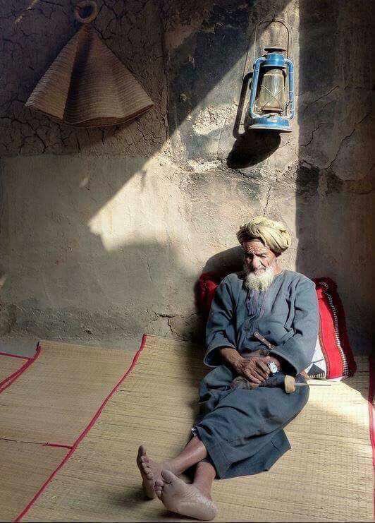 "ما قيمةُ الناس إلا في مَبادئهم
لاالمالُ يبقى ولا الألقابُ والرٌّتبُ".