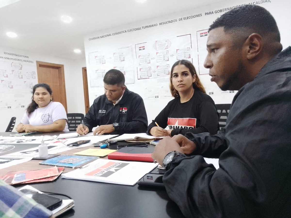 CarlosPerezMRT's tweet photo. Desde el Equipo Nacional de la @JuventudMRTVzla  seguimos trabajando para consolidar nuestra organización.

Sepan los nacidos y los que van a Nacer que Nacimos para Vencer y no para ser vencidos.
"Ernesto Guevara"
#DialogoSoberano https://t.co/UbZk4VtSaf