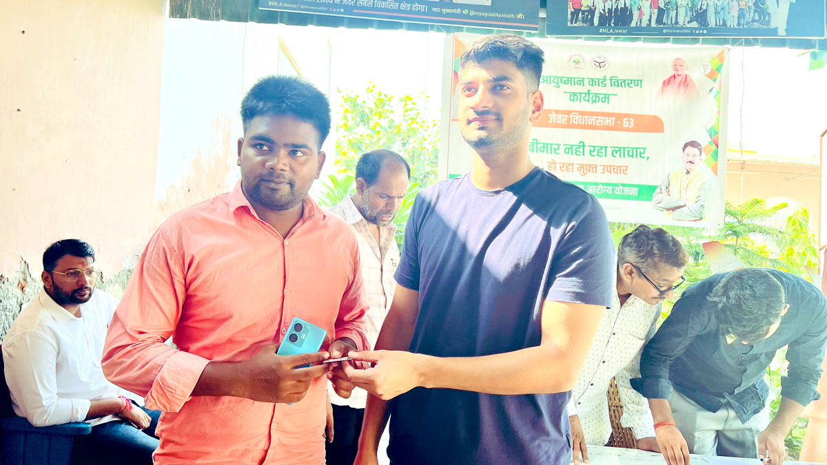 DhirendraGBN's tweet photo. आयुष्मान कार्ड-देश का सुरक्षा कवच।

रबूपुरा स्थित कैम्प कार्यालय पर ज़ेवर विधानसभा के विभिन्न ग्रामों के लाभार्थियों को आयुष्मान कार्ड वितरित किए। आयुष्मान कार्ड योजना ग़रीब लोगों के लिए वरदान साबित हो रही है। इस कार्ड से पांच लाख रुपए तक का इलाज होगा मुफ़्त। #MLAJewar #AyushmanBharat #HealthForAll #NewIndia