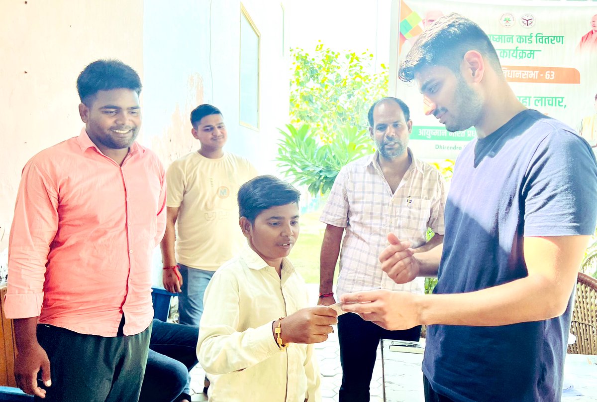DhirendraGBN's tweet photo. आयुष्मान कार्ड-देश का सुरक्षा कवच।

रबूपुरा स्थित कैम्प कार्यालय पर ज़ेवर विधानसभा के विभिन्न ग्रामों के लाभार्थियों को आयुष्मान कार्ड वितरित किए। आयुष्मान कार्ड योजना ग़रीब लोगों के लिए वरदान साबित हो रही है। इस कार्ड से पांच लाख रुपए तक का इलाज होगा मुफ़्त। #MLAJewar #AyushmanBharat #HealthForAll #NewIndia