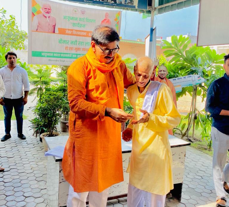 DhirendraGBN's tweet photo. आयुष्मान कार्ड-देश का सुरक्षा कवच।

रबूपुरा स्थित कैम्प कार्यालय पर ज़ेवर विधानसभा के विभिन्न ग्रामों के लाभार्थियों को आयुष्मान कार्ड वितरित किए। आयुष्मान कार्ड योजना ग़रीब लोगों के लिए वरदान साबित हो रही है। इस कार्ड से पांच लाख रुपए तक का इलाज होगा मुफ़्त। #MLAJewar #AyushmanBharat #HealthForAll #NewIndia