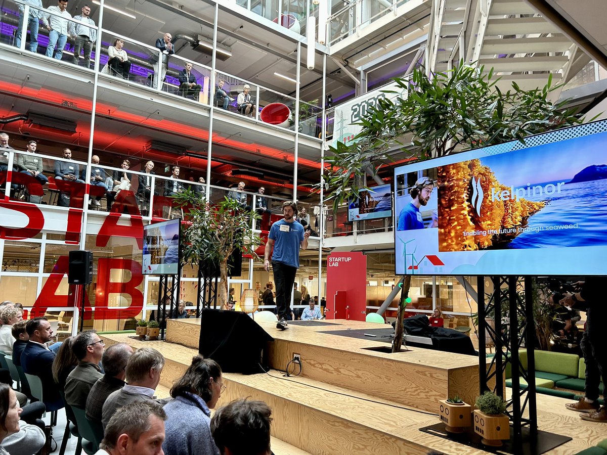 HermannSchips's tweet photo. 😁Det her var ei sann fryd! Heilt kanon samling av investorar, startups og industripartnarar som brenn for at vi saman skal nå klimamåla for 2030

Takk til @startuplabno for rigging av arrangementet - her kjem eg gjerne fleire gongar👋 

@kelpinorNO 

#people #planet #profit https://t.co/0MkhKQQjTx