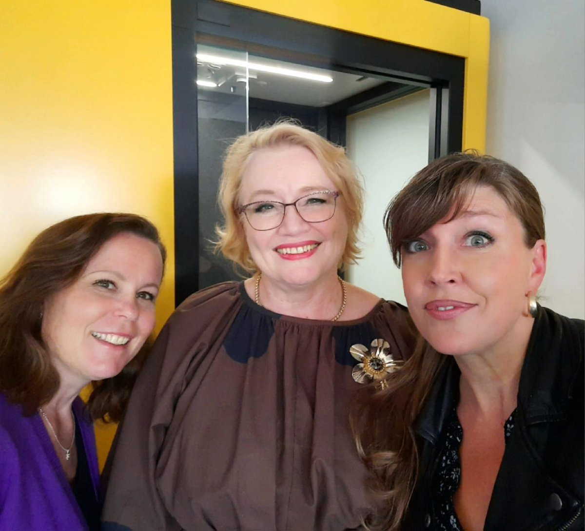 Jenni Airaksinen (@airaksinenjenni) on Twitter photo Tänään tuli ulos timanttinen jakso meidän Julkinen johtaja -podcastsarjassa.
<a href="/RitvaViljanen/">Ritva Viljanen</a> avaa, kuinka lasikatot ovat risahdelleet rikki ja miten kriiseissä johtaja pysyy järjissään.
spotify.link/gGTGwgSEqDb Tänään tuli ulos timanttinen jakso meidän Julkinen johtaja -podcastsarjassa.
<a href="/RitvaViljanen/">Ritva Viljanen</a> avaa, kuinka lasikatot ovat risahdelleet rikki ja miten kriiseissä johtaja pysyy järjissään.
spotify.link/gGTGwgSEqDb