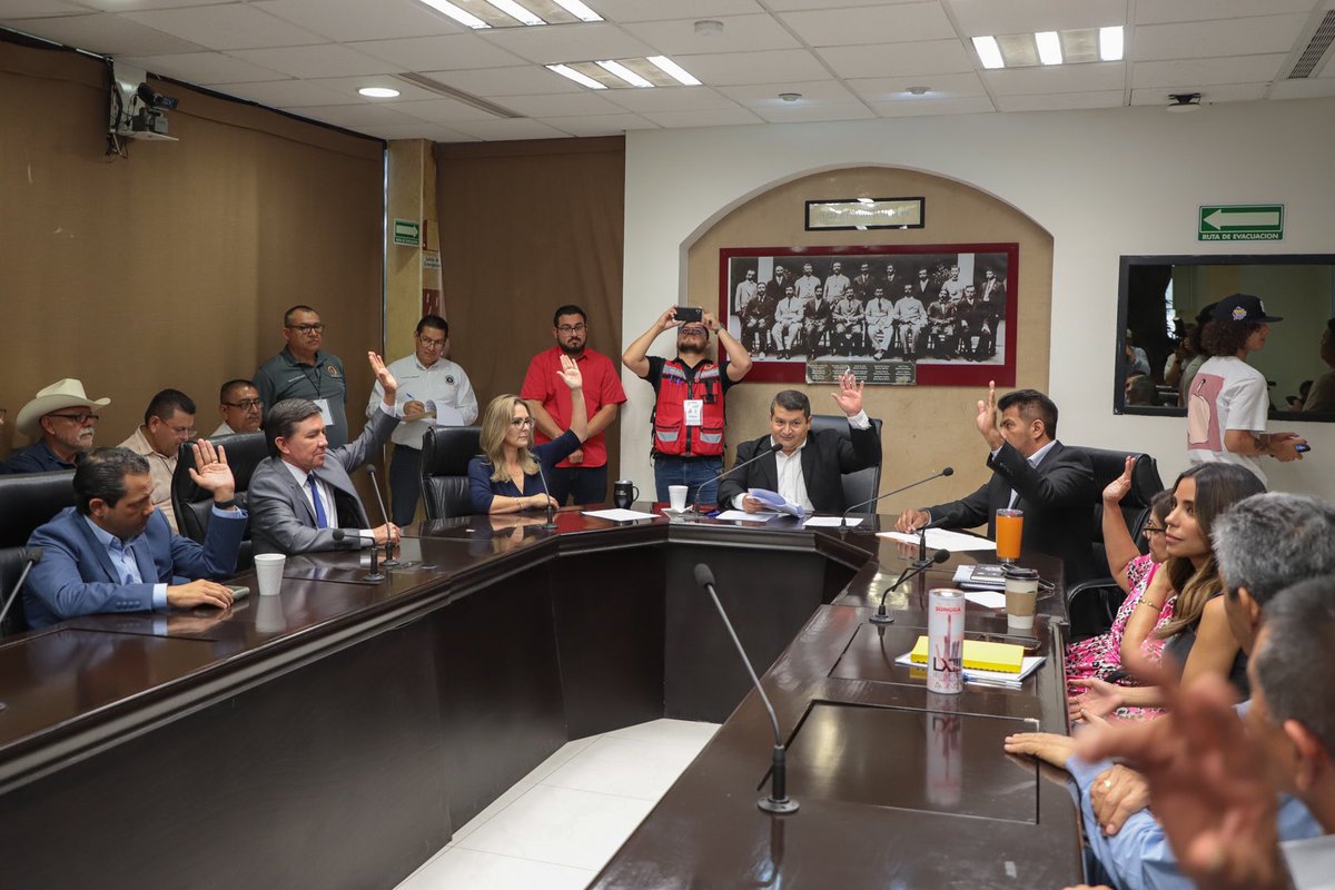 ctmsonora's tweet photo. Hoy estuvimos presentes en la Comisión de Gobernación en donde se dictaminó la iniciativa promovida por el Dip. @sebastianof_gym para la inscripción en letras doradas en la pared del salón de sesiones del @CongresoSon el nombre de JACINTO LÓPEZ MORENO, fundador de la #CTMSONORA https://t.co/DNLUCiIJIF