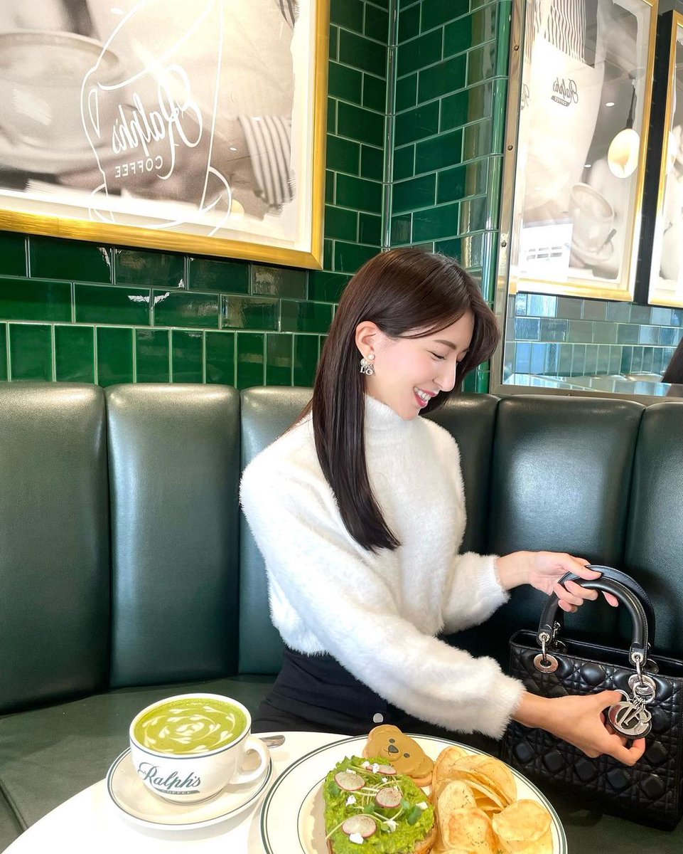 angemobile's tweet photo. 🥑🧸🤎𝑹𝒂𝒍𝒑𝒉'𝒔 𝒄𝒐𝒇𝒇𝒆𝒆☕️🐾
ゆるーくカフェタイム
⁡
最近肌寒いのでふわふわのニット着てみた🧶

#ポロ #ラルフローレン #ポロラルフローレン #ポロベア #ポロカフェ #ラルフズコーヒー #カフェタイム #ラテアート #抹茶ラテ #ホワイトコーデ https://t.co/jkH6iYHJQF