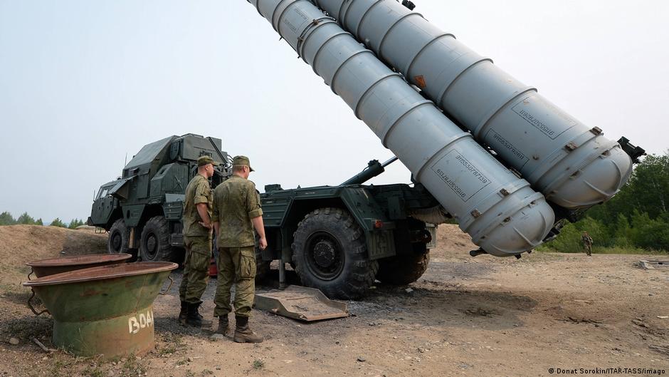 Болгария бесплатно передаст Украине неисправные ракеты для зенитных комплексов С-300, а также списанные боеприпасы для автоматов. За это проголосовали депутаты парламентской комиссии по обороне Болгарии. В пояснительной записке говорится, что болгарская сторона не может сама