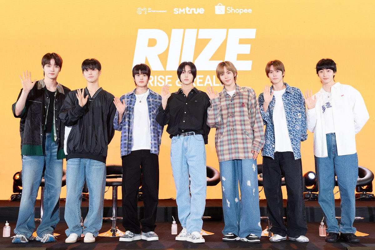 RIIZE_official's tweet photo. 역시 ‘어나더급’ 라이즈(RIIZE), 태국 첫 프로모션도 성황!
공영방송 포함 50여개 주요 매체의 뜨거운 취재 열기!
1200명 이상 운집한 팬사인회까지! 글로벌 인기 입증!

https://t.co/ChH4IIeXrR

#RIIZE #라이즈
#RISEandREALIZE
#GetAGuitar #RIIZE_GetAGuitar https://t.co/oBFCNmXbQL