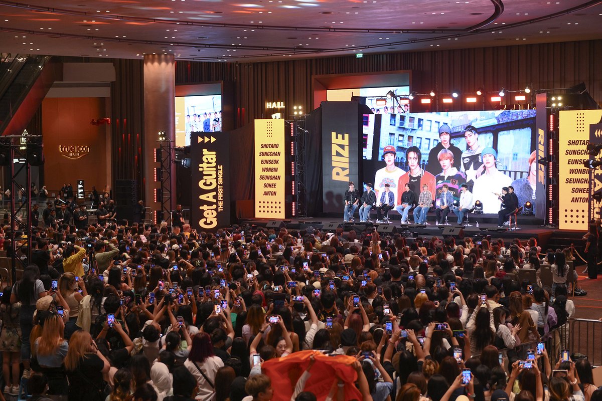 역시 ‘어나더급’ 라이즈(RIIZE), 태국 첫 프로모션도 성황!
공영방송 포함 50여개 주요 매체의 뜨거운 취재 열기!
1200명 이상 운집한 팬사인회까지! 글로벌 인기 입증!

entertain.naver.com/read?oid=609&a…

#RIIZE #라이즈
#RISEandREALIZE
#GetAGuitar #RIIZE_GetAGuitar