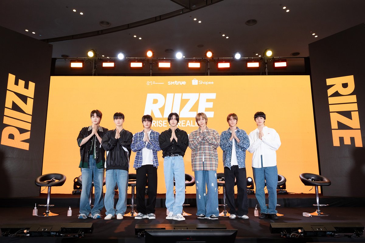 RIIZE_official's tweet photo. 역시 ‘어나더급’ 라이즈(RIIZE), 태국 첫 프로모션도 성황!
공영방송 포함 50여개 주요 매체의 뜨거운 취재 열기!
1200명 이상 운집한 팬사인회까지! 글로벌 인기 입증!

https://t.co/ChH4IIeXrR

#RIIZE #라이즈
#RISEandREALIZE
#GetAGuitar #RIIZE_GetAGuitar https://t.co/oBFCNmXbQL