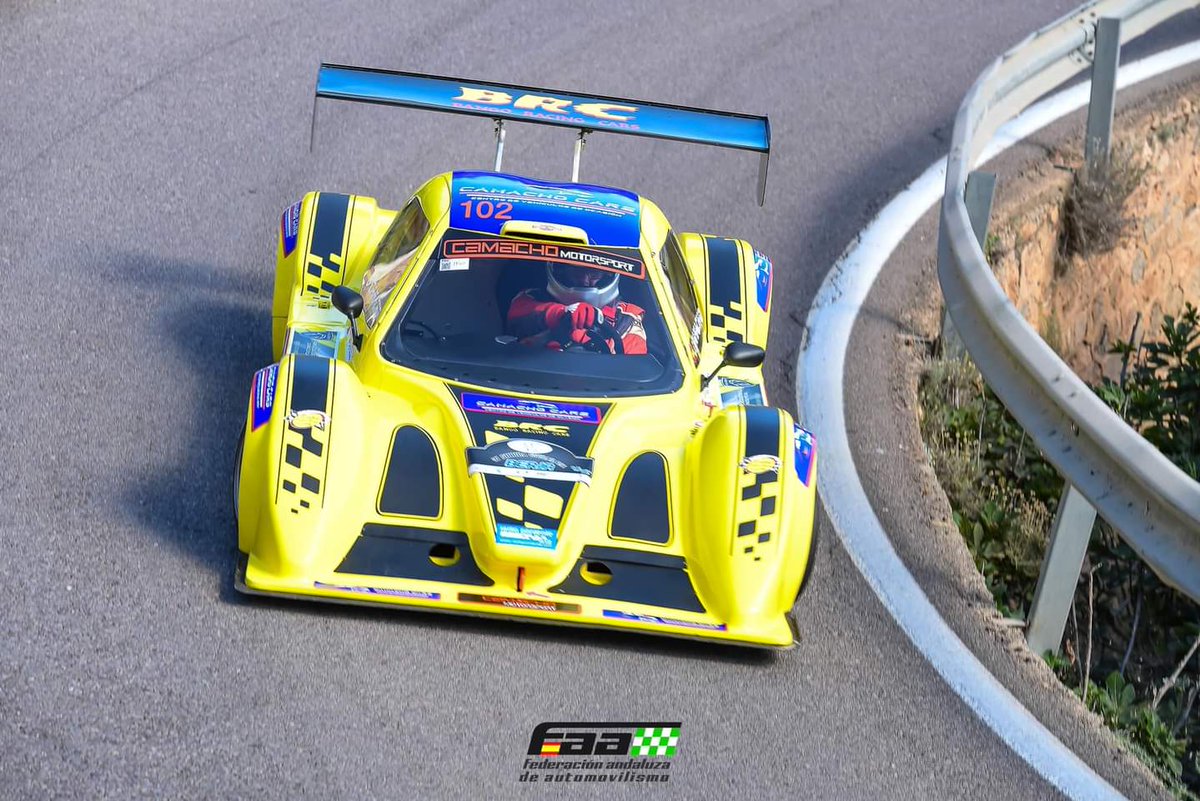 El andaluz JUAN CAMACHO con su BRC B52 en plena SUBIDA CIUDAD DE BERJA ( Almería ). Luce realmente espectacular el prototipo de Bango Racing Cars con esa combinación de colores. #HillClimb