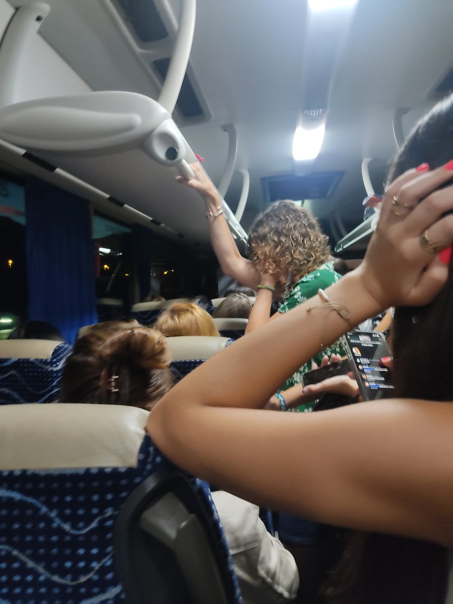 asogas's tweet photo. Una vergonya. Així van els autobusos plana, @BusGarraf, @AjSitges, @territoricat des de sitges a barna e-16 Són les 6,40 i  6,55 del matí , i els posteriors van igual. Truques, escrius i no et fan cas. O vas dret per autopista o arribes tard. Visca el transport públic. FINS QUAN! https://t.co/Z8FU4lrddS