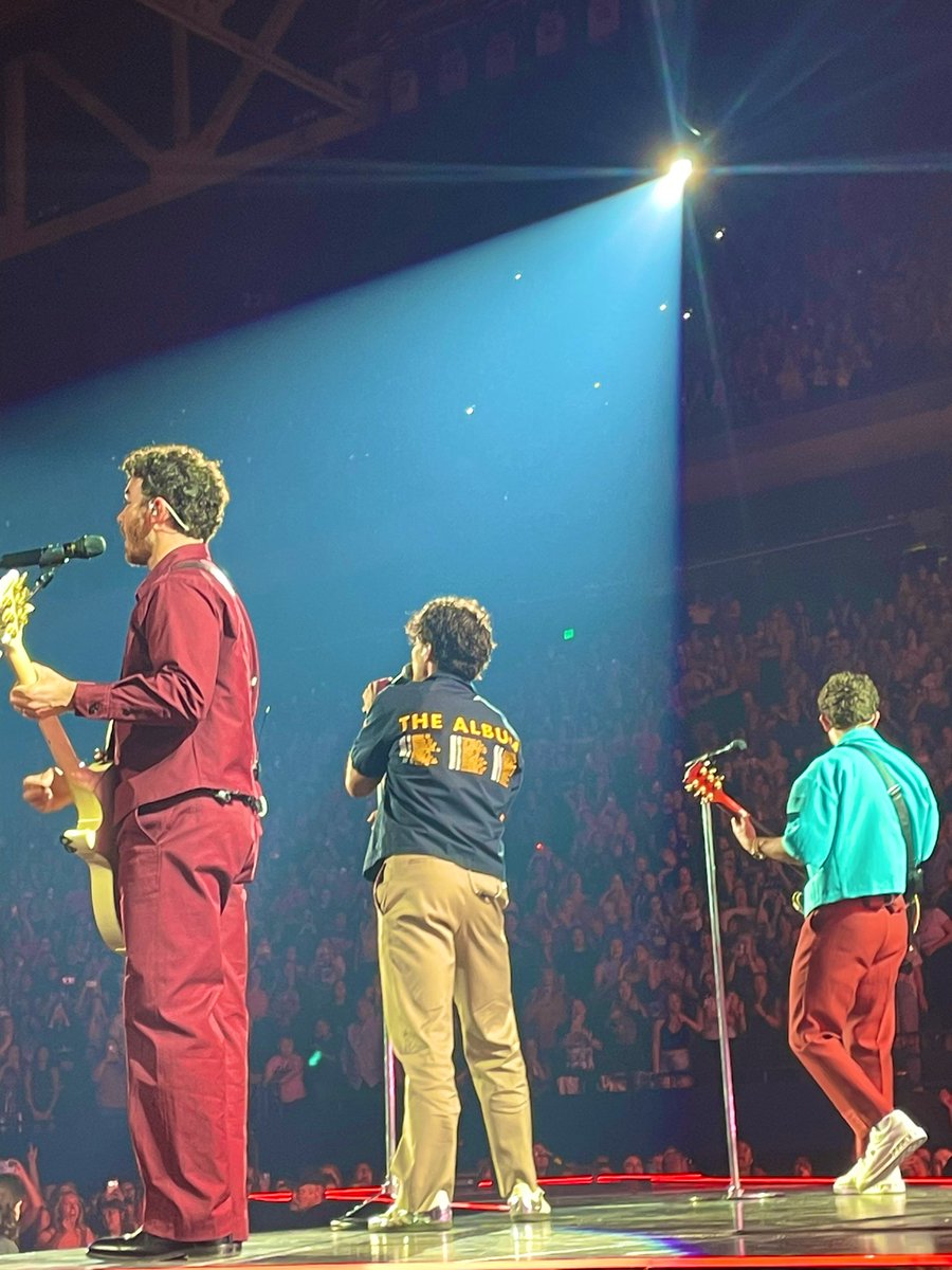 esqui18's tweet photo. Thank you for an amazing night in Lexington. I will truly remember this. ✨💕 @jonasbrothers #jonasbrothers #fivealbumsonenight https://t.co/Kajt2wkmDT