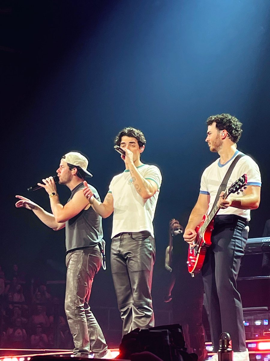 esqui18's tweet photo. Thank you for an amazing night in Lexington. I will truly remember this. ✨💕 @jonasbrothers #jonasbrothers #fivealbumsonenight https://t.co/Kajt2wkmDT