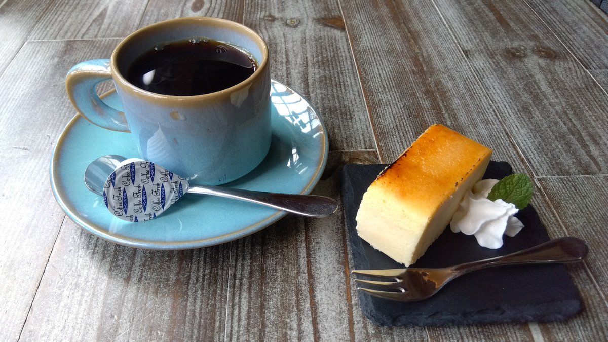 飯田市、カフェ三連蔵さん。
ベイクドチーズケーキと珈琲のセット☕

どちらもとても美味しい😌
これはリピート間違いなし！