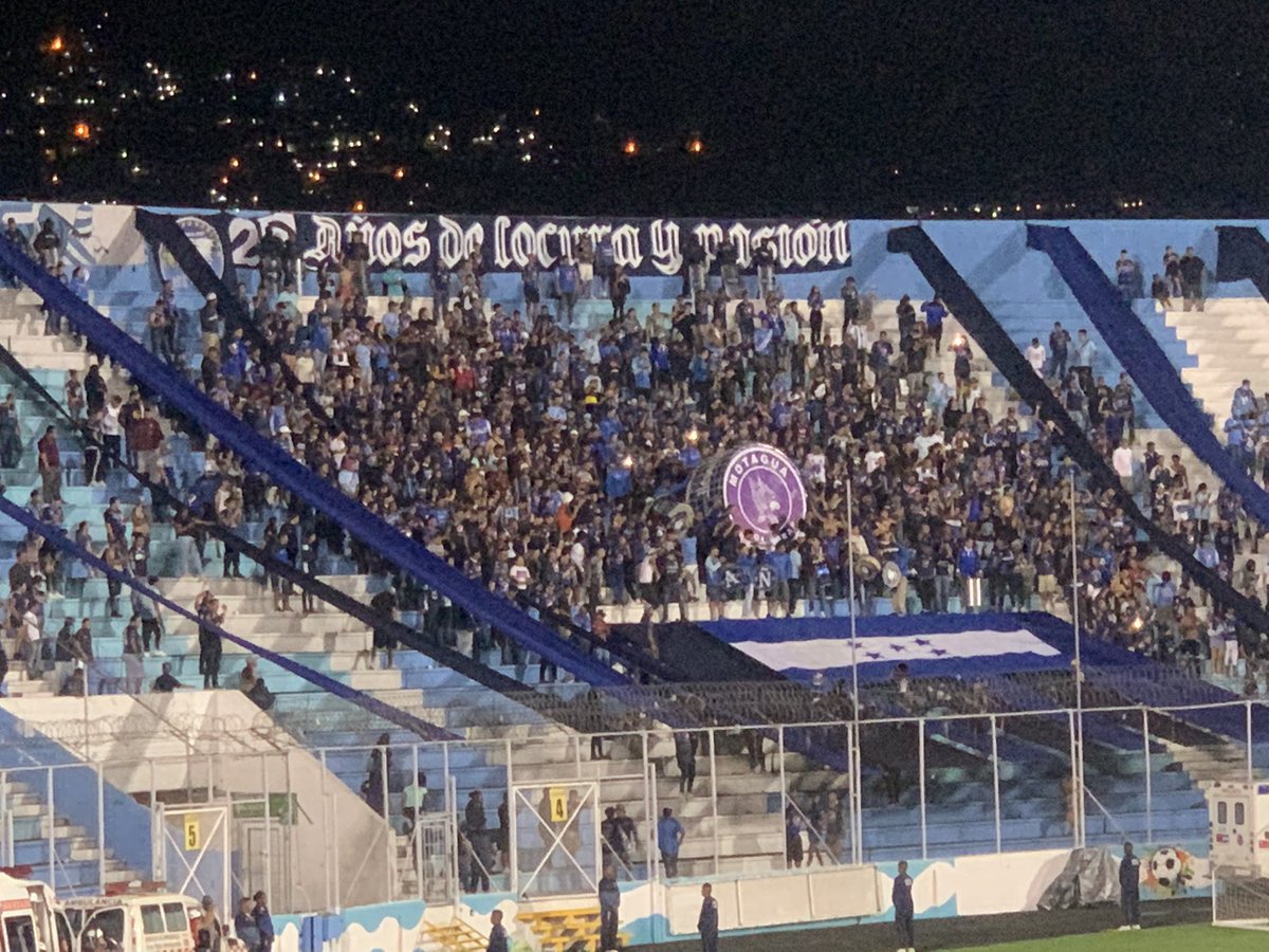 DelNidoAzul's tweet photo. Llegamos a casa y con un sabor agridulce. Un empate que cala como derrota. 

De peores hemos salido, aún estamos con vida azules, queda pelear hasta el final. 

Felicitar a los Revolucionarios 1928 por haber sacado el BOMBO MÁS GRANDE del mundo 🥁🦅 @BLRDM1928 👏 https://t.co/KAyNLrl5Di