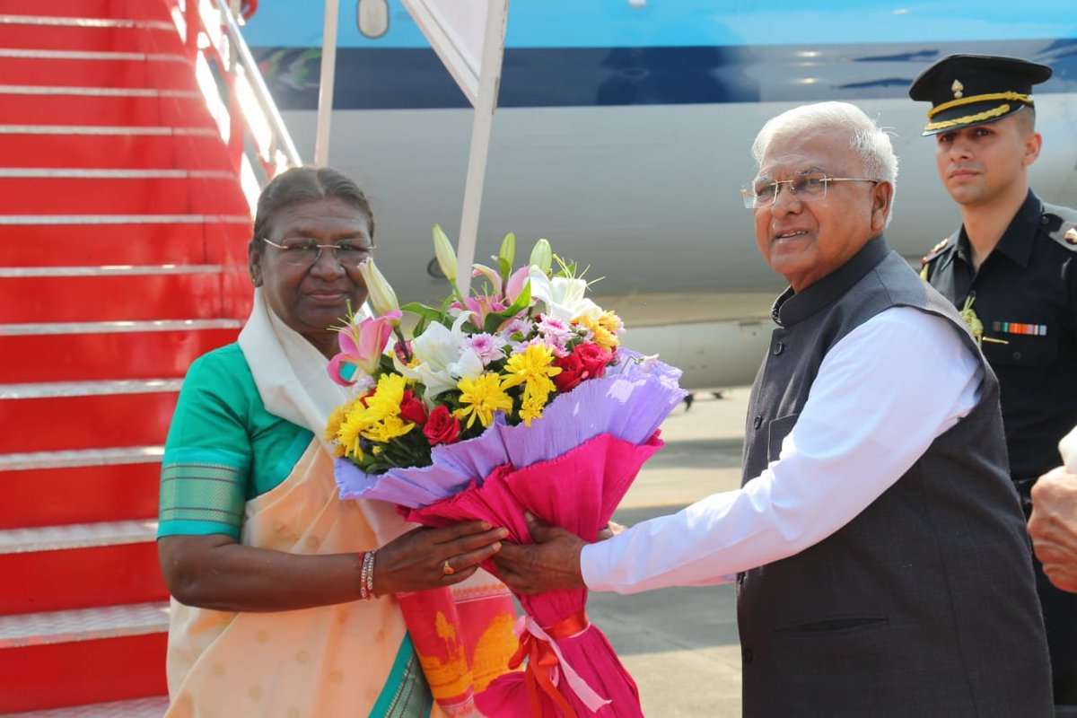 PeoplesUpdate's tweet photo. #PRESIDENTINMP : राष्ट्रपति #द्रोपति_मुर्मू पहुंचीं #इंदौर, एयरपोर्ट पर राज्यपाल #मंगू_भाई_पटेल और सीएम #शिवराज ने किया स्वागत। इंडिया स्मार्ट सिटी कॉन्क्लेव में होंगी शामिल।
@CMMadhyaPradesh @GovernorMP @rashtrapatibhvn
#PresidentinIndore #IndiaSmartCitiesConclave2023
@mp_kaushal #SmartCitiesInNewIndia #SmartCitiesMission #ISACAwards2023 #Indore #MPNews #PeoplesUpdate