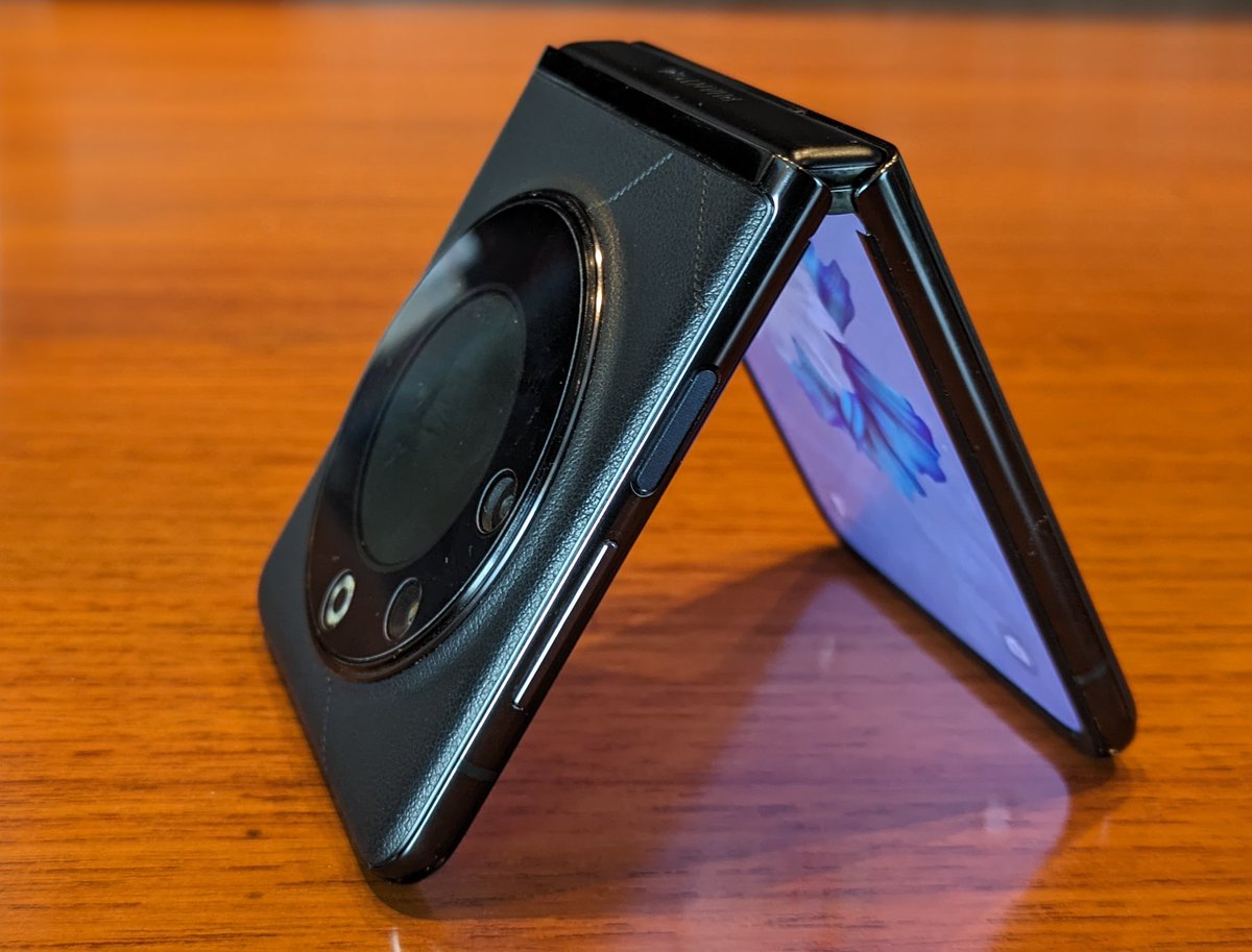 Krishnaa_tweets's tweet photo. With a lychee-pattern leather at the back and an interesting circular outer AMOLED panel, the Tecno Phantom Flip V looks promising!

#TECNO #PHANTOMVFlip5G https://t.co/zWCOYekLpy