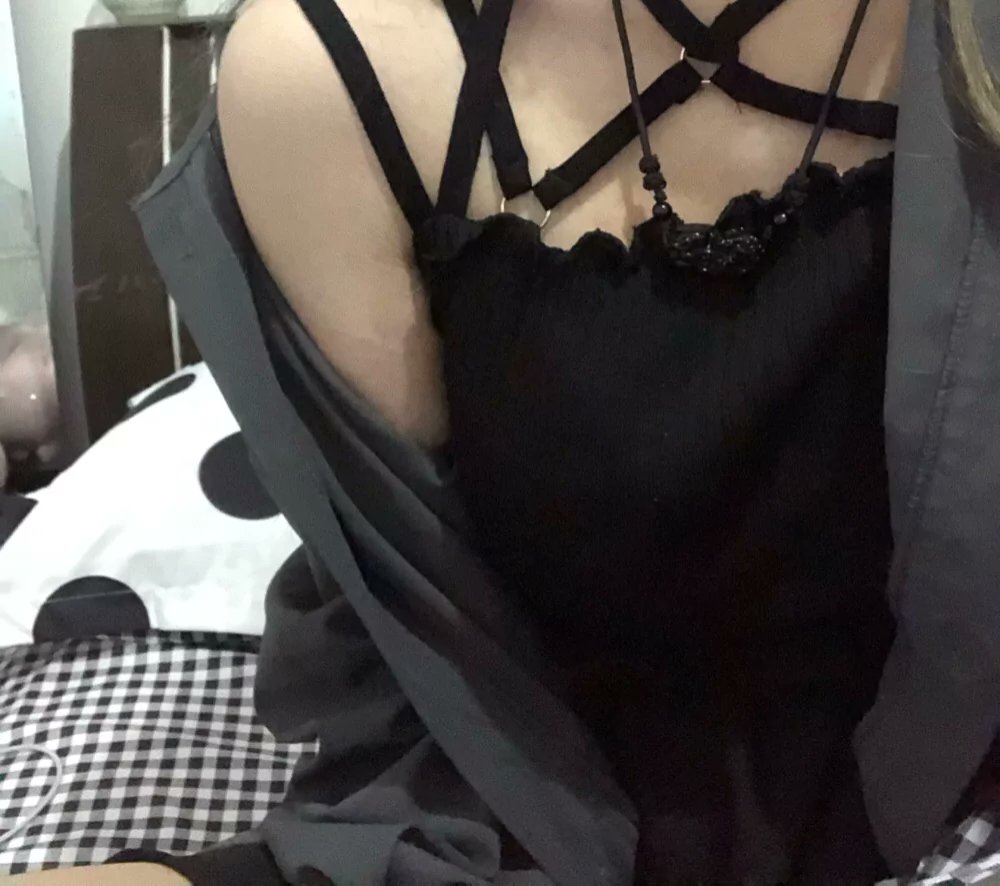 beibei73356's tweet photo. 不要轻易把自己内心的想法表现出来，别人不一定会感同身受，换来的大部分也只是敷衍或同情，看清自己的地位，多一分自知之明，少一分自作多情～ https://t.co/ZvJPx4qv3b