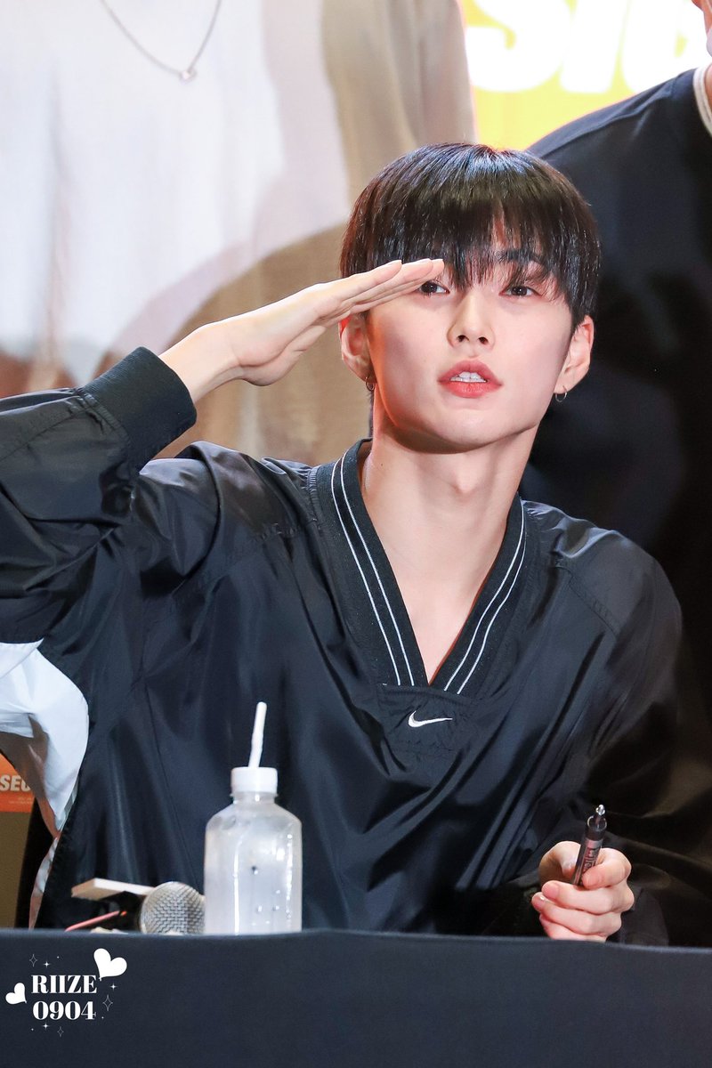 riize__0904's tweet photo. 230926  HONG SEUNGHAN !~ 💖 

#ShopeexRIIZE_Fansign
#SEUNGHAN #승한 #RIIZE https://t.co/ibcdJ01ok4