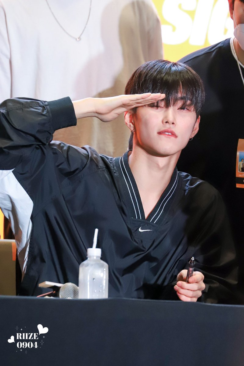 riize__0904's tweet photo. 230926  HONG SEUNGHAN !~ 💖 

#ShopeexRIIZE_Fansign
#SEUNGHAN #승한 #RIIZE https://t.co/ibcdJ01ok4