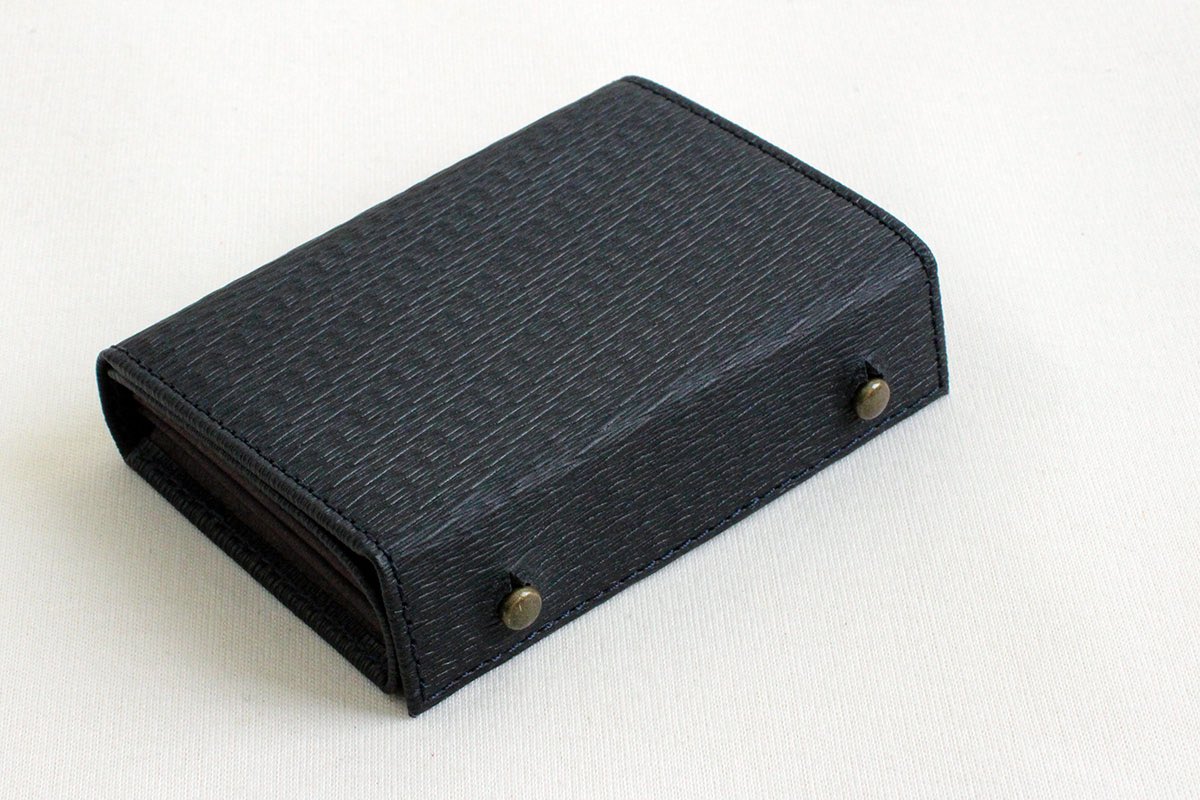 m_piu's tweet image. 【Rシリーズ】

こちらは型押ししている分テクスチャは硬めとなっております。

ただ傷は目立ちにくいので傷が気になる人にはおすすめです。

店頭にてサンプル展示しますので、気になる方はぜひ蔵前直営店へご来店いただきお確かめください。