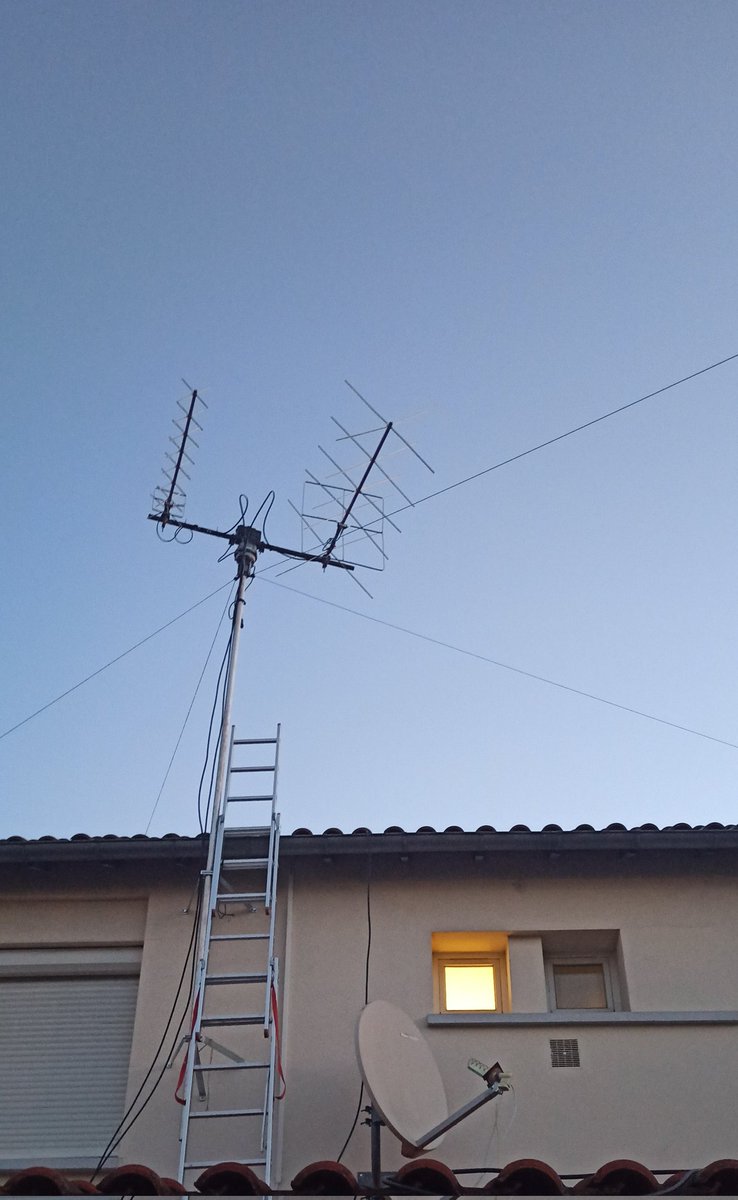 f4cib's tweet photo. Merci @F8ARK pour le coup de main, les antennes sont en haut. #AMSAT https://t.co/m3cQJmDC8C