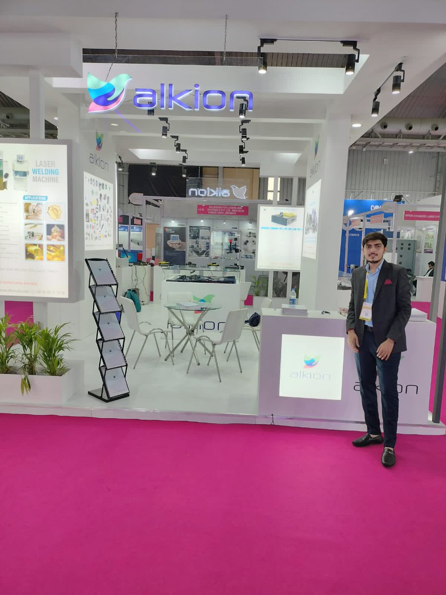 BharatUdaan's tweet photo. 🌍✨ Celebrating Our Alumni's Remarkable Achievement! ✨
We're thrilled to share a milestone moment in the world of exports! 🚀 Tarun Gadhiya, Our alumni, has successfully exported a state-of-the-art CVD Diamond Manufacturing Machine from India to Russia. 🇮🇳🇷🇺
@FieoHq 
@DEH_DGFT https://t.co/TkTOYkHy9c