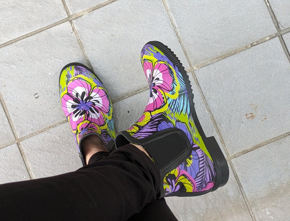 drawstickpeople's tweet image. Now it just needs to ☔ rain bec these are so comfortable i can't wait to wear them 

#newrainboots