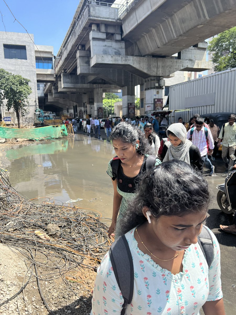 4naren's tweet photo. @CMOTamilnadu @mkstalin sir, we need your intervention on these works around the city which causing extreme inconvenience to public especially at rainy season. These were not executed with proper planning and these reworks will effect more on govt funds.

Loc: Ekkaduthangal metro https://t.co/pb6vmDY52Z