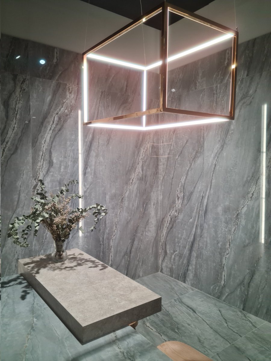 deibid_gastro's tweet photo. Visitamos CERSAIE Bolonia, la feria de mayor impacto internacional en el mundo de la cerámica en su 40 edición. Nuevas tendencias, materiales y formatos. La calidad, el diseño y la sostenibilidad muy presentes en todos los fabricantes @GrupoVeralia @CersaieOfficial #VeraliaDeco https://t.co/fCNW8gi7Cw