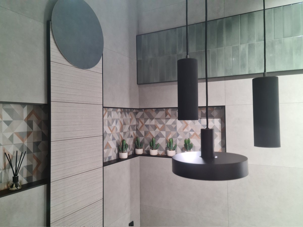 deibid_gastro's tweet photo. Visitamos CERSAIE Bolonia, la feria de mayor impacto internacional en el mundo de la cerámica en su 40 edición. Nuevas tendencias, materiales y formatos. La calidad, el diseño y la sostenibilidad muy presentes en todos los fabricantes @GrupoVeralia @CersaieOfficial #VeraliaDeco https://t.co/fCNW8gi7Cw