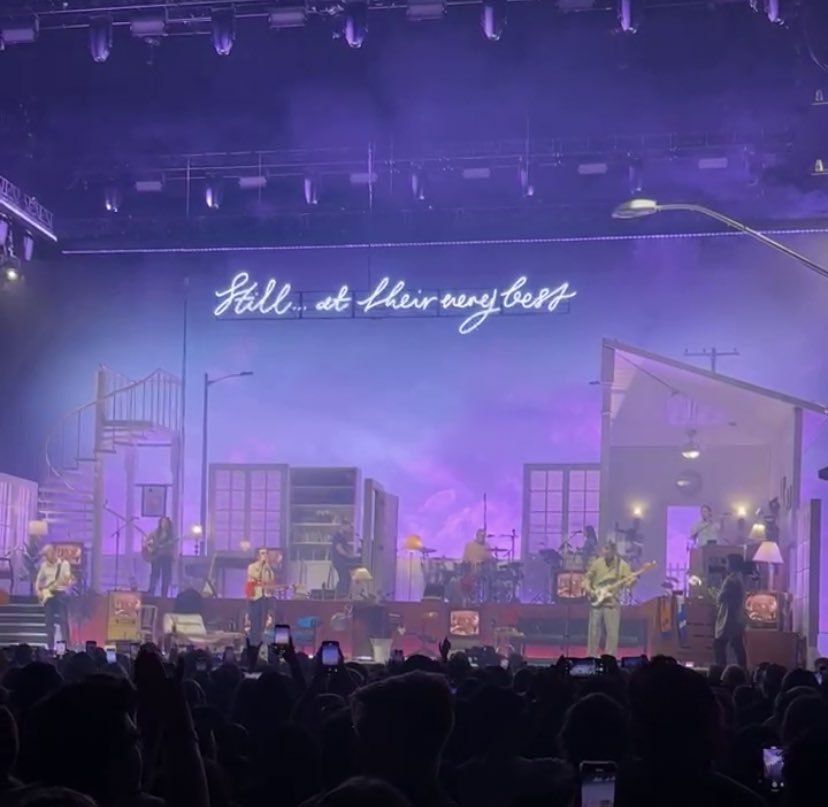 ntgrevealed's tweet photo. the 1975 have the prettiest sets ever https://t.co/pjYuXFbfVs