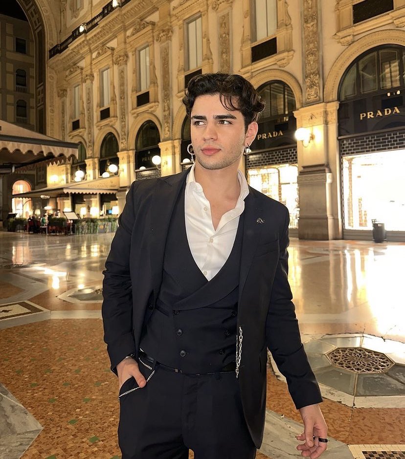 inspiredmercury's tweet photo. ok pero Aaron en Italia y con traje >>> https://t.co/2cjTw5xl1b