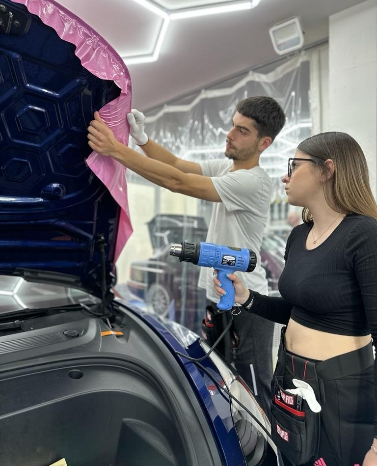 FD_Detailing's tweet photo. Formation covering sur Tesla Model 3. Vont ils réussir ? Ils avancent bien ... 

#tesla #teslamodel3 #hexis #formationdetailing #detailingformation #formationyvelines #formation78 #coveringrose #rose #barbie https://t.co/dx8wIx5gwd