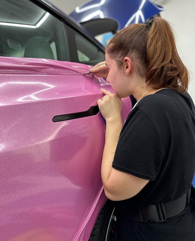 FD_Detailing's tweet photo. Formation covering sur Tesla Model 3. Vont ils réussir ? Ils avancent bien ... 

#tesla #teslamodel3 #hexis #formationdetailing #detailingformation #formationyvelines #formation78 #coveringrose #rose #barbie https://t.co/dx8wIx5gwd