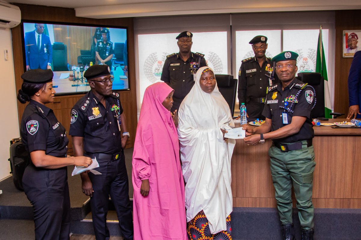 PoliceNG's tweet photo. 🤝 Supporting Our Heroes 🇬🇦🇳🇬

The Ag. IGP Kayode Adeolu Egbetokun, Ph.D, presents 1.3 billion Naira in insurance benefits to the families of our fallen heroes. We are committed to the welfare of our officers and their loved ones.

Through the POLICE INSURANCE SCHEME, sacrifices made by our brave officers are honoured.

Watch the heartwarming moment at the IGP Conference Hall, Abuja. 💙👮‍♂️👮‍♀️

#PoliceInsurance #SupportOurHeroes #NigeriaPoliceForce
