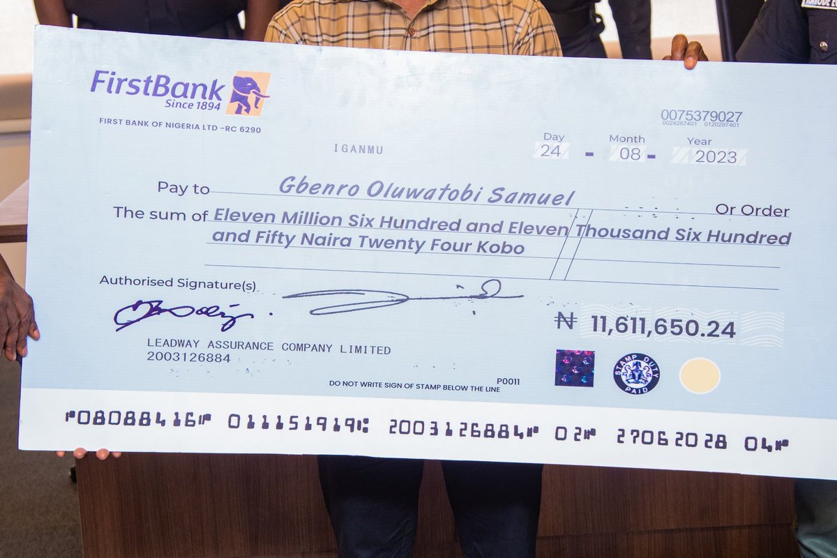 PoliceNG's tweet photo. 🤝 Supporting Our Heroes 🇬🇦🇳🇬

The Ag. IGP Kayode Adeolu Egbetokun, Ph.D, presents 1.3 billion Naira in insurance benefits to the families of our fallen heroes. We are committed to the welfare of our officers and their loved ones.

Through the POLICE INSURANCE SCHEME, sacrifices made by our brave officers are honoured.

Watch the heartwarming moment at the IGP Conference Hall, Abuja. 💙👮‍♂️👮‍♀️

#PoliceInsurance #SupportOurHeroes #NigeriaPoliceForce