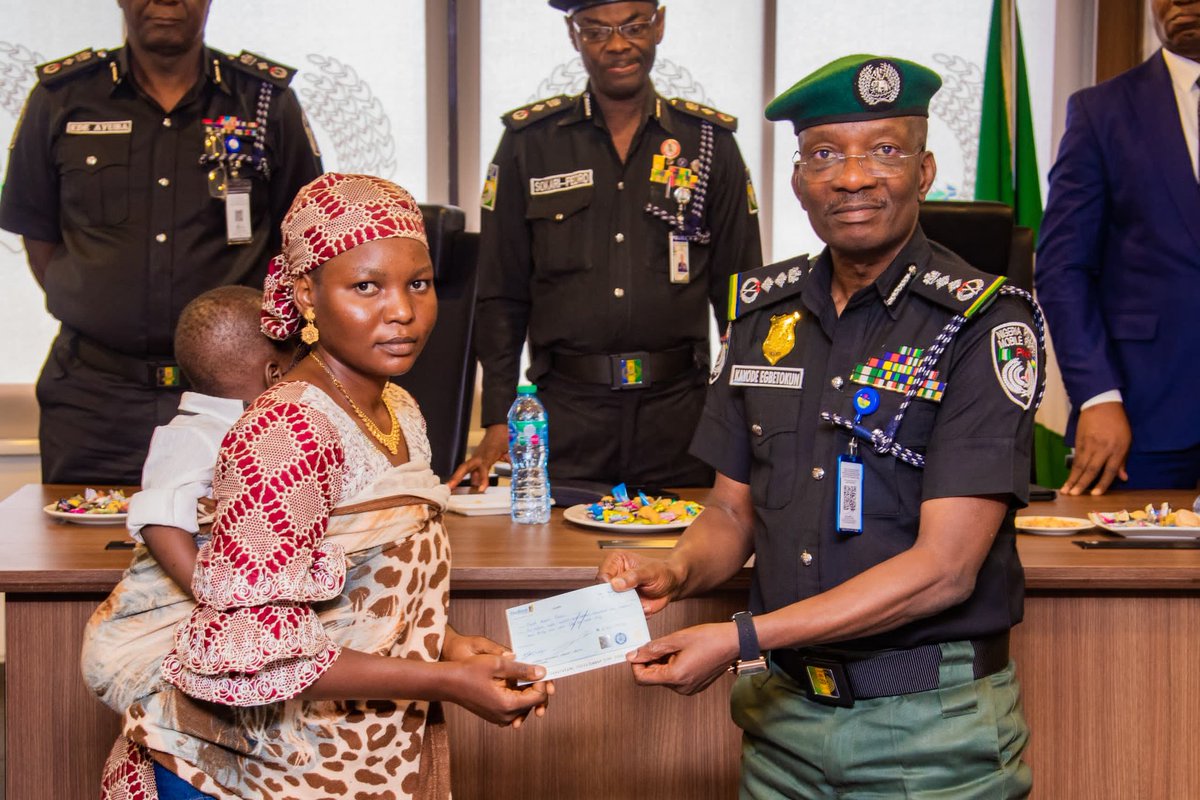 PoliceNG's tweet photo. 🤝 Supporting Our Heroes 🇬🇦🇳🇬

The Ag. IGP Kayode Adeolu Egbetokun, Ph.D, presents 1.3 billion Naira in insurance benefits to the families of our fallen heroes. We are committed to the welfare of our officers and their loved ones.

Through the POLICE INSURANCE SCHEME, sacrifices made by our brave officers are honoured.

Watch the heartwarming moment at the IGP Conference Hall, Abuja. 💙👮‍♂️👮‍♀️

#PoliceInsurance #SupportOurHeroes #NigeriaPoliceForce
