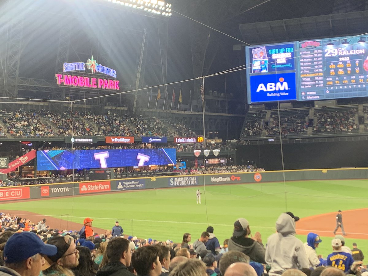 daniels7997's tweet photo. @TylerMageeEllis @DannyBoy_022 @MarinersONtap I was 2 row behinds the fan. Caught the foul ball that fell from the upper deck with his back to the field. He caught the ball and in one motion turned around and threw the ball. 100% unintentional. https://t.co/5hL4UIVxST