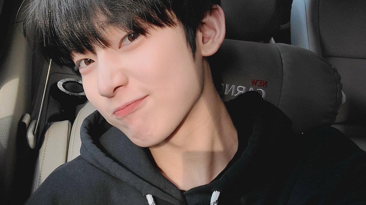 fazbearies's tweet photo. today is the #到来𝕠𝑓·𝐬𝕥r𝕒w𓊆թ𝕠թ𓊇 🍓♡ y soy el más listo para levantar carteles en el público para llamar la atención de las host de hoy cuando #𝐥o͞vǝ·𝐛𝕠m𝐛𐙚⃘໋ suene ꒢࡙꒢ que nadie me toque que por un lugar en primera fila me peleo. 

t𝔥e 𝔱wis𝔱ed 𝔬ne ⟢  𝕒do𝕣a! https://t.co/iAgFTRtngN