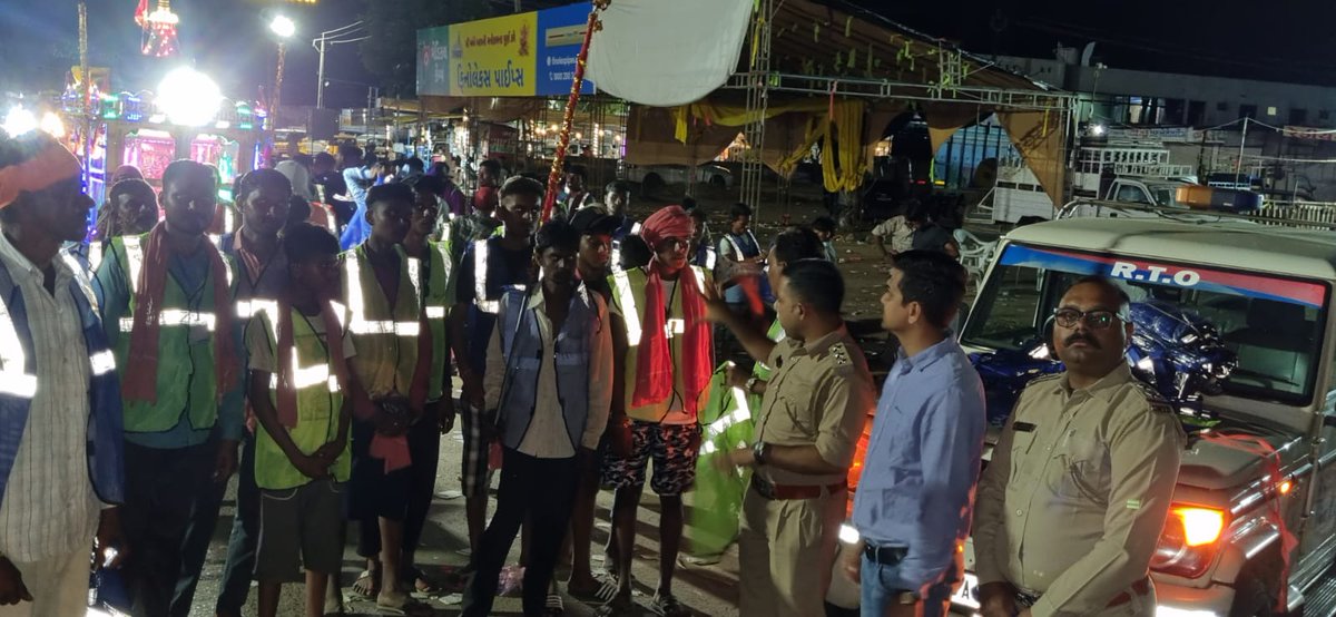 GRSAofficial's tweet photo. ગુજરાત રોડ સેફ્ટી ઓથોરિટી અને આર.ટી.ઓ હિંમતનગર દ્વારા ભાદરવી પૂનમના મેળામાં જતા પદયાત્રીઓને રાત્રીના સમયે વાહન ચાલકો દૂરથી જોઈ શકે તેવા રિફલેક્ટીવ જેકેટનું વિતરણ કરવામાં આવ્યું.#RoadSafety @CMOGuj @sanghaviharsh @InfoGujarat @MORTHRoadSafety @CollectorSK @rtohimatnagar https://t.co/S4rzt9Ma9X