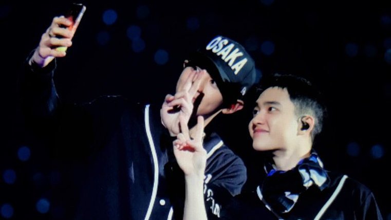 mostlychansoo's tweet photo. OP gave a rose to Kyungsoo during Cream Soda fansign and said that Soo took a selca with Chanyeol while holding the flower. How many selfies are these two keeping in their galleries which they don't want to share with us😭 https://t.co/UFLT06GMRN