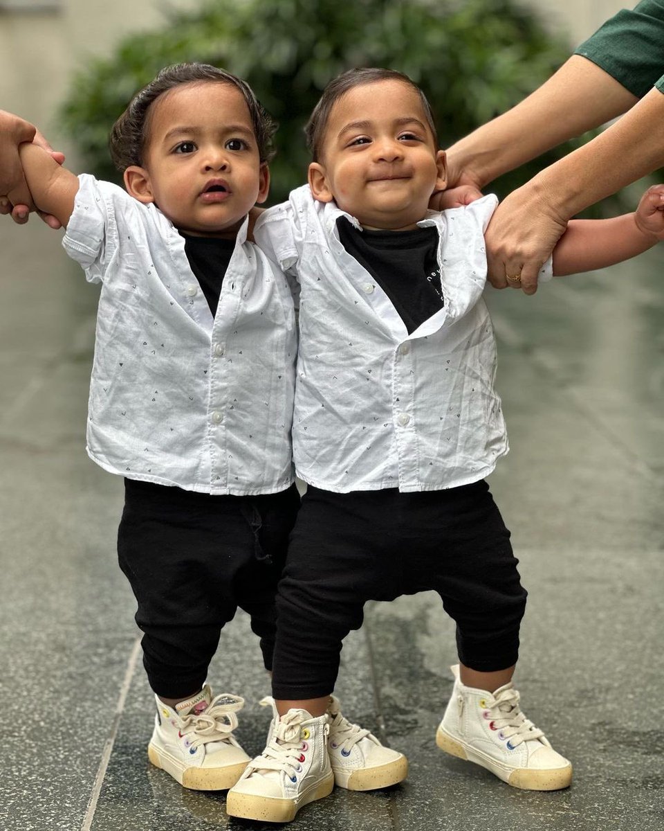 Dknayanthara's tweet photo. Birthday Boys👨‍👩‍👦‍👦 Uyir RudroNeel &amp; Ulag Daiwik 🫶🏻 Happy 1st Birthday U2🎂😇 https://t.co/hl8wgEUaph