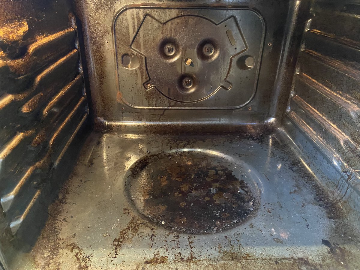 OCCovencleaning's tweet photo. Why should I clean my oven when I can get a new one?

Just one of the reasons your oven should be regularly cleaned is that grease and dirt tend to accumulate around internal fans, hobs, etc.

Left where they are, these build-ups represent a serious fire risk. 

Call 01273 947306 https://t.co/258aY5ovMB
