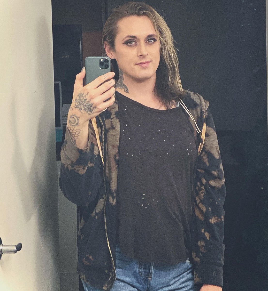 CicadaSc2's tweet photo. Almost 10 months. feeling so good lately, It's wild to me that full effect of HRT is 3 years.. I barely recognize myself already and it just keeps changing for better day by day. It's nothing unique to transitioning. Just be yourself unapologetically. Happy looks good on you <3 https://t.co/1WeS7edF5Y